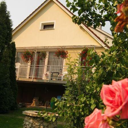 Naszaly Kapuja Vendeghaz Apartment Kosd Exterior foto